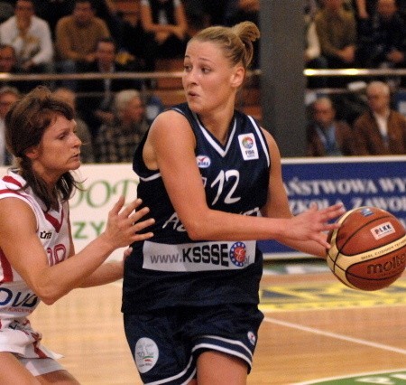 Dwie główne bohaterki niedzielnego meczu w Gorzowie: Katarina Ristić (z piłką) i leszczynianka Edyta Krysiewicz