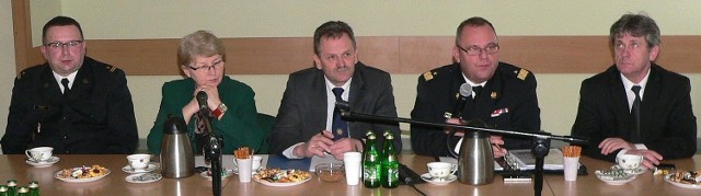 Generał Zbigniew Muszczak (drugi z prawej) chwalił buskich strażaków podczas piątkowej narady rocznej.