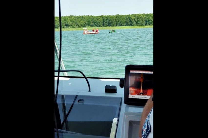 Wywrócona żaglówka na jeziorze Wigry. Policyjni wodniacy ruszyli na ratunek żeglarzom [ZDJĘCIA]