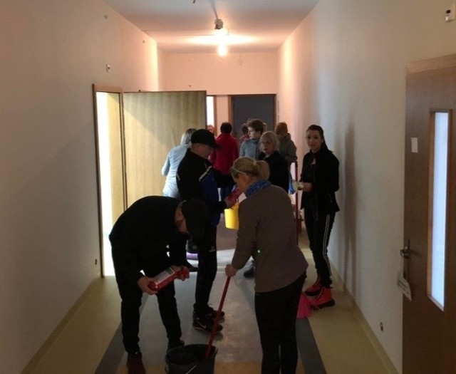 Budowa hospicjum stacjonarnego w Smardach Górnych jest na finiszu. Niedawno wolontariusze porządkowali pierwsze piętro, by można było meblować sale.