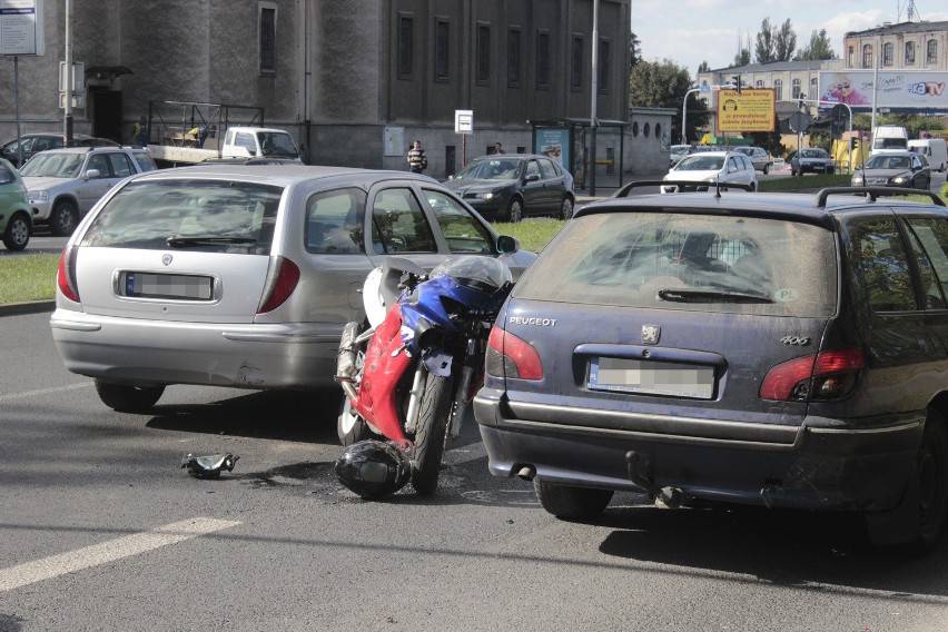 Śmiertelny wypadek na Kopcińskiego. Nie żyje motocyklista, który zderzył się z autem [ZDJĘCIA+FILM]