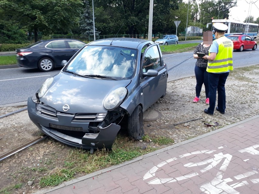 Samochód zablokował torowisko na Ślężnej. Kierującej pękła opona