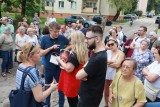Protest przeciwko budowie blokowiska w Łodzi. Mieszkańcy Bałut protestują przeciw budowie na terenie byłego gimnazjum
