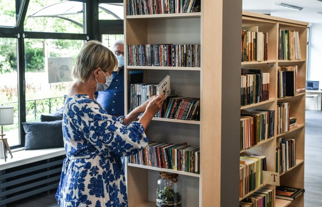 Bibliotekarze uważają, że pandemia nie wpłynęła znacząco na czytelnicze zainteresowania. Twierdzą, że zwiększyła się jedynie liczba osób poszukujących książek napisanych w humorystycznym tonie, z pozytywnym zakończeniem, podnoszących czytelnika na duchu.