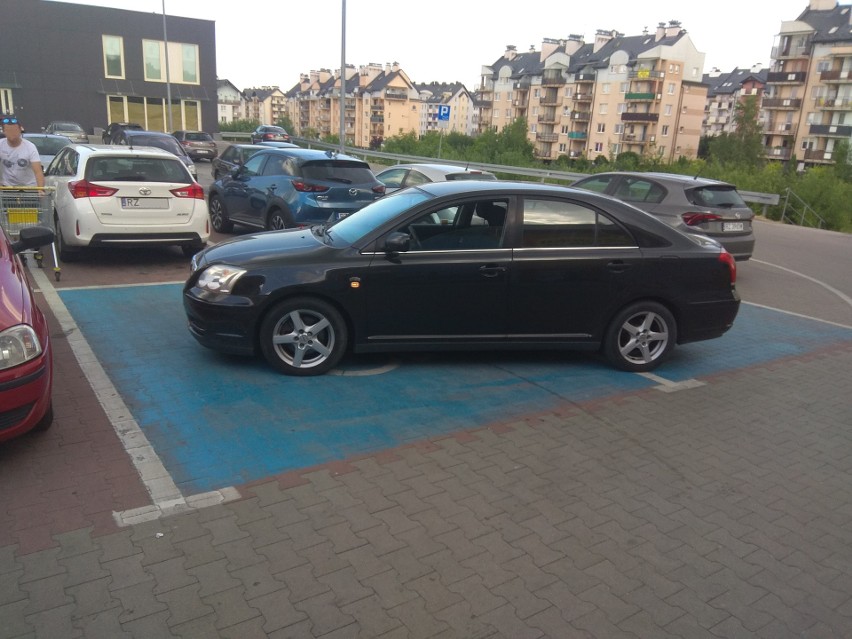 - Ul. Leska, parking przed Biedronką. Za szybą nie było...