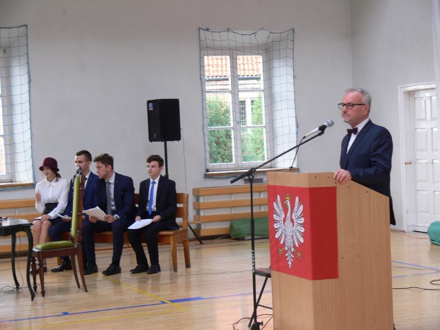 Spotkanie otworzył Krzysztof Zieliński, dyrektor I Liceum Ogólnokształcącego Collegium Gostomianum w Sandomierzu, który powitał uczniów i gości. Dyrektor podziękował także wicedyrektor szkoły dr Barbarze Tęgiewicz, za udostępnieniem archiwalnych materiałów nawiązujących do tegorocznej tematyki święta.