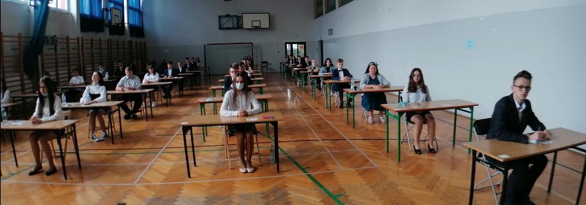 Egzamin ósmoklasisty w powiecie opatowskim. Uczniowie zmagają się z matematyką (ZDJĘCIA)