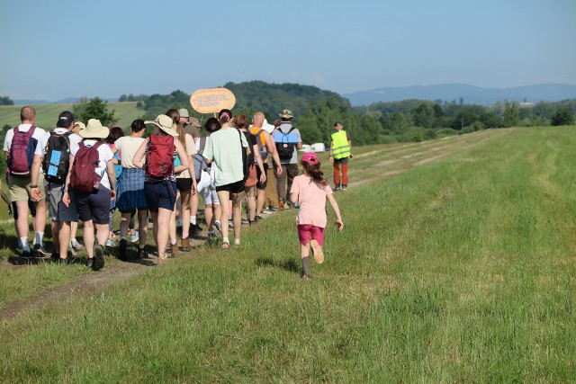 Pielgrzymka piesza z Głuchołaz do Barda odbyła się po raz 27. W galerii znajdują się zdjęcia z całego drugiego dnia pielgrzymki, odcinka Paczków - Bardo.