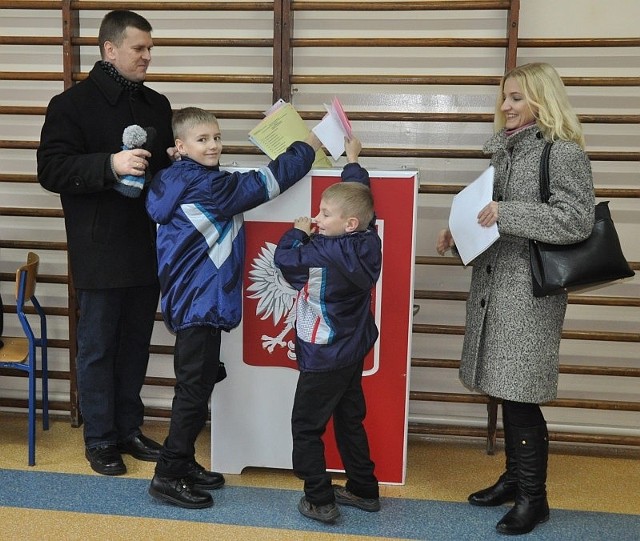 Marzena i Zbigniew Domagałowie z Końskich oraz ich synowie Michał i Adaś nie widzieli problemu w uwiecznieniu ich na fotografii podczas głosowania