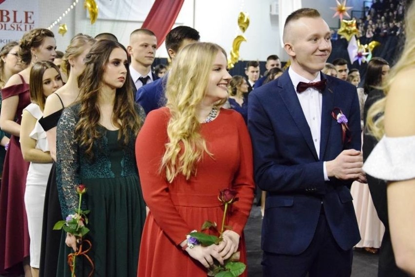 Studniówki 2019 w Zamościu. II LO bawiło się w hali OSiR (ZDJĘCIA)