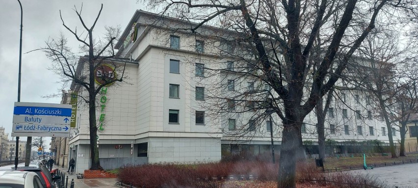 Gaz pieprzowy w hotelu w centrum Łodzi. Nocna ewakuacja gości, interweniowała straż i policja