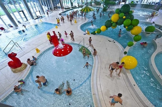 Miasto Koszalin finansuje lekcje pływania w aquaparku. Głosy są różne.