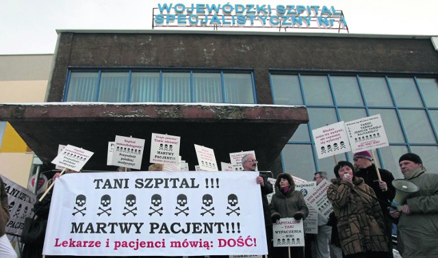 W grudniu 2010 r. lekarze protestowali przeciwko programowi naprawczemu szpitala