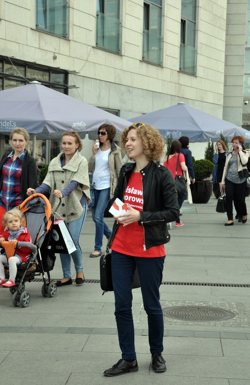 Krakowianie niechętnie sięgali po ulotki zachęcające do głosowania na Komorowskiego