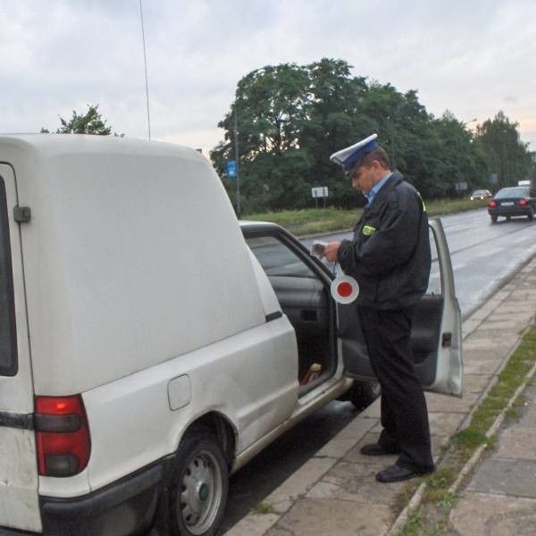 Mimo ciągłych apeli, policjanci wciąż zatrzymują wiele osób bez zapiętych pasów bezpieczeństwa.