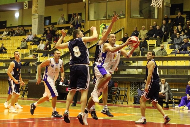 Koszykarze Siarki Tarnobrzeg (z piłką Adrian Czerwonka) wygrali po raz szósty z rzędu pokonując w środowym wyjazdowym spotkaniu rywali z Katowic.