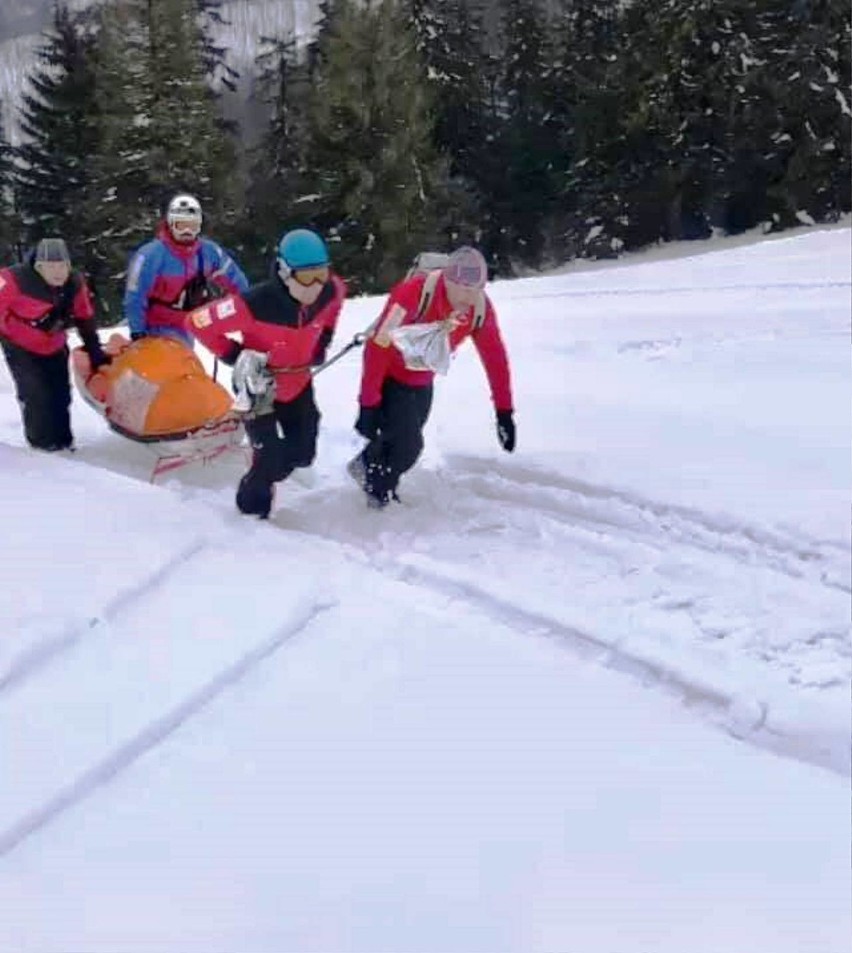 Po dotarciu na miejsce ratownicy GOPR udzielili...