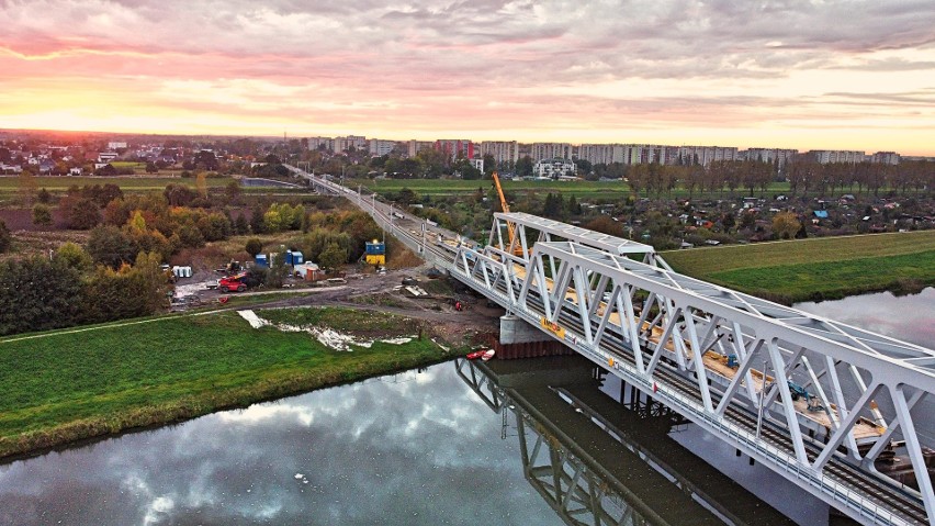 W Opolu powstaje nowy most kolejowy przez Odrę.