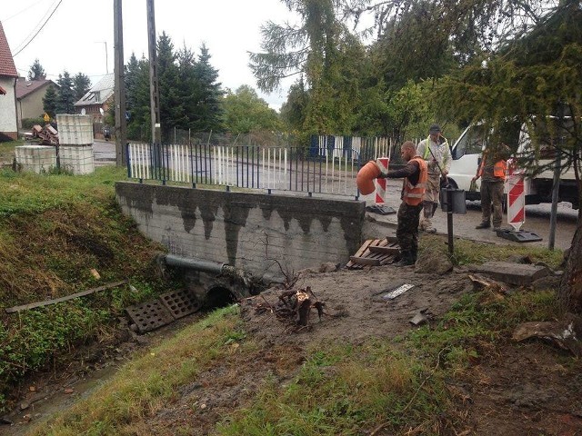 W Strzelcach Krajeńskich naprawiają mostek przy ul. PCK.
