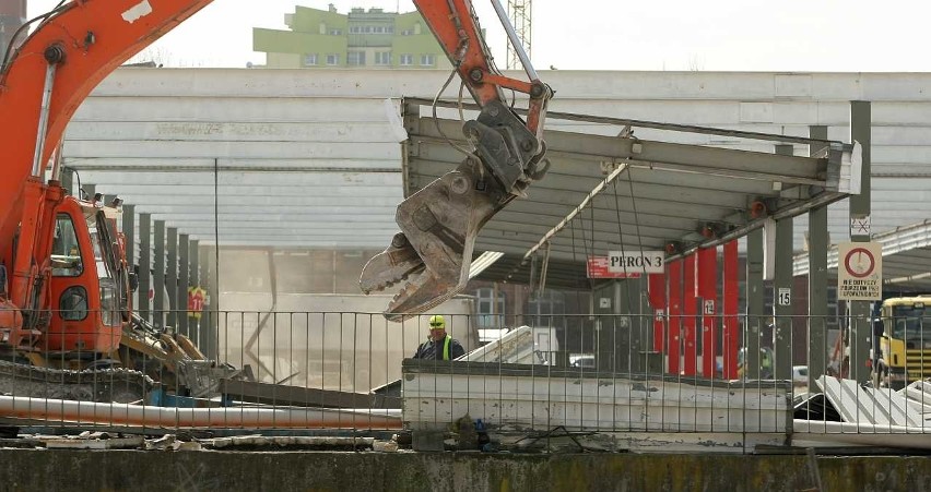 Wyburzanie starego budynku dworca PKS wraz z peronami - 2015...