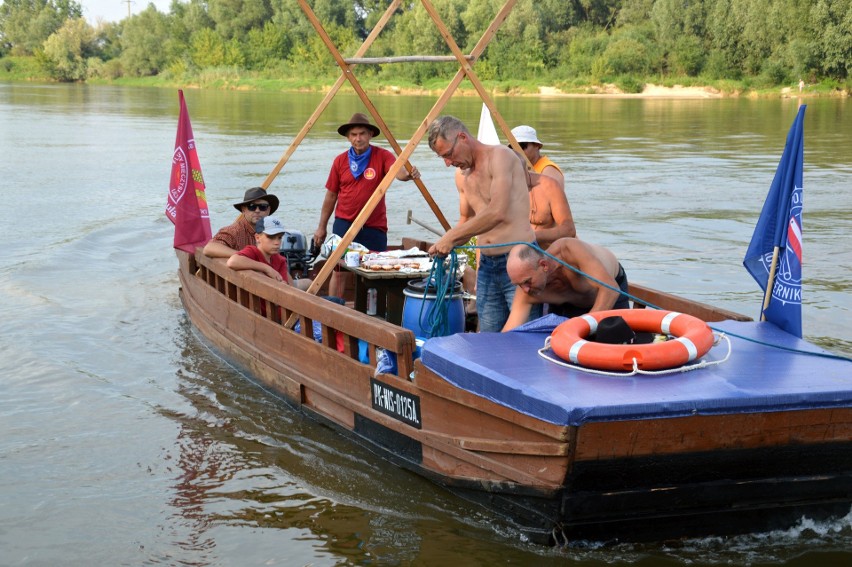 Załoga na ulanowskim galarze na przystani w Stalowej Woli