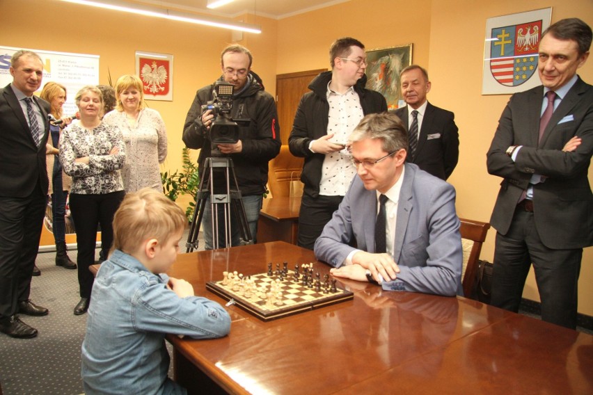 Marszałek Jarubas przegrał w szachy z siedmioletnim Tymkiem z Kłucka w gminie Radoszyce