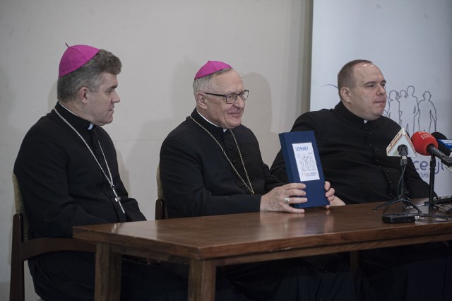Biskup Edward Dajczak prezentuje końcowy dokument synodalny. Towarzyszą mu biskupa koadiutor Zbigniew Zieliński i ksiądz Tomasz Tomaszewski, sekretarz synodu.