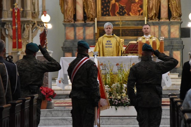 Dzień Pamięci Ofiar Zbrodni Katyńskiej rozpoczął się od Mszy Świętej w Kościele Garnizonowym pw. św. Elżbiety we Wrocławiu