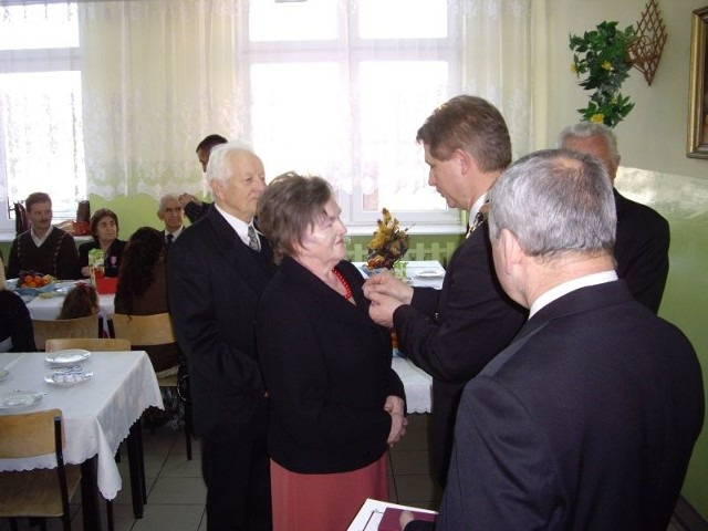 Pamiątkowe dyplomy i odznaczenia wręczył jubilatom wójt gminy Gózd Adam Jabłoński. Na zdjęciu: Leokadia i Włodzimierz Kopeć.
