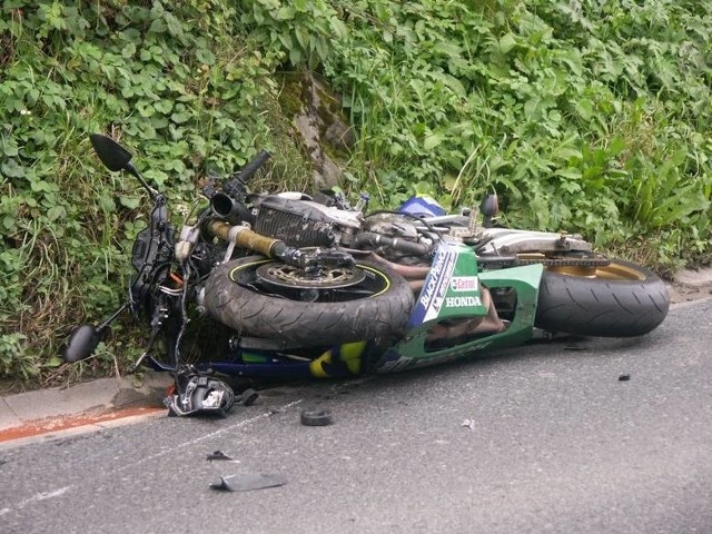 Kierujący dacią 24-letni mieszkaniec powiatu nie udzielił pierwszeństwa przejazdu i zderzył się z nadjeżdżającym motocyklistą.
