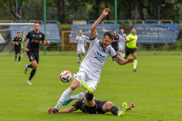 Marcin Wróbel (w jasnym stroju) zdobył bramkę dla Hutnika w meczu z Zagłębiem II Lubin (1:1)