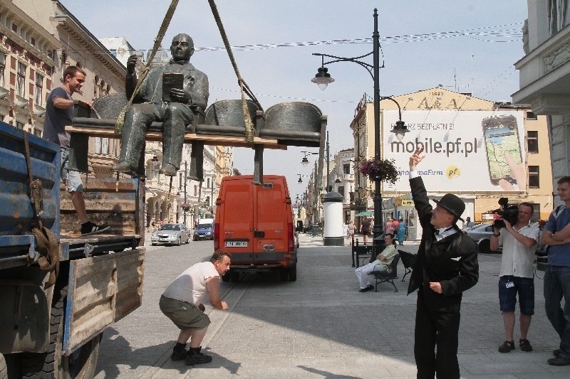 Marcel Szytenchelm czuwa nad montażem pomników wracających...