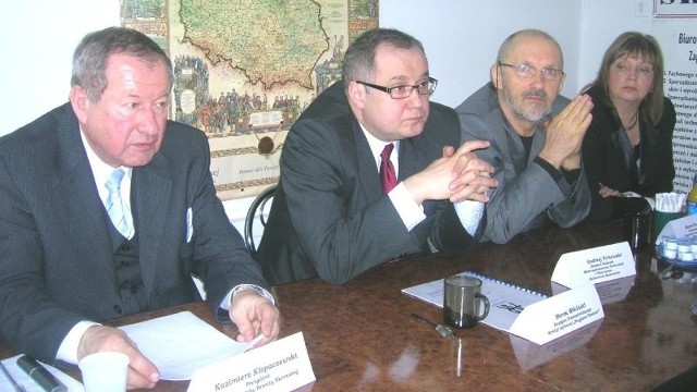 O kryzysie w branży skórzanej mówili (od lewej): Kazimierz Klepaczewski, poseł Marek Wikiński i przedstawiciele Politechniki Radomskiej - Andrzej Firkowski i Maria Pawłowa.