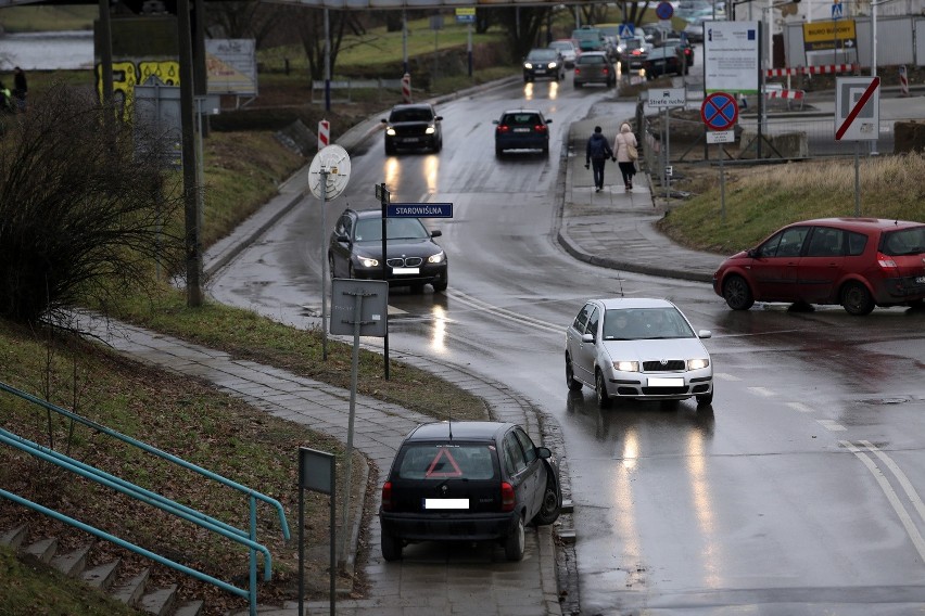 Wrak samochodu już od kilku tygodni blokuje przejście [ZDJĘCIA]