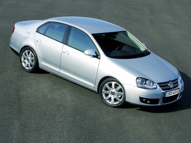 Używany Volkswagen Jetta (2005-2010). Zalety, wady i typowe usterkiJetta to bardziej eleganckie wydanie Golfa. Stanowi namiastkę Passata, co powinno skusić nabywców szukających kompaktowego auta z nutą prestiżu.fot. Volkswagen