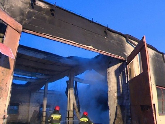 W wyniku pożaru częściowo zawalił się dach budynku, co utrudniło strażakom gaszenie ognia.