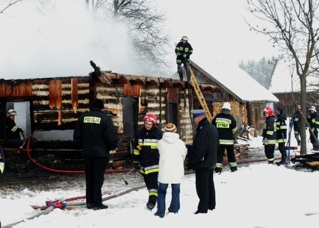 Ogień strawił większość budowli. W jednym z pomieszczeń strażacy odnaleźli zwęglone ciało 86 letniej kobiety.