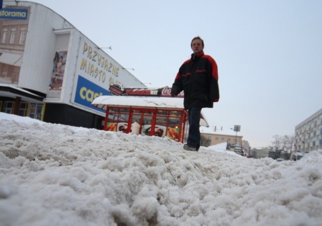 Nie jest łatwo przejść przez zaśnieżony chodnik przy ul. Grodzkiej. 