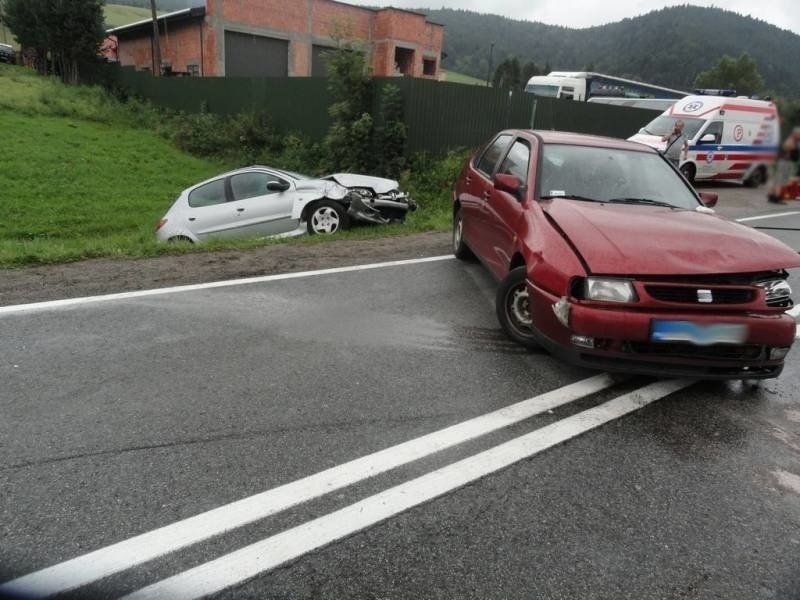 DK 75. Zderzyły sie dwa auta. Dwie i pół godziny utrudnień na drodze do Krynicy