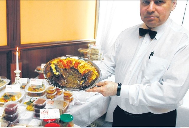 Mirosław Kołtan na kiermaszu restauracji rybnej Chief prezentuje półmisek z dzwonkami szczupaka.