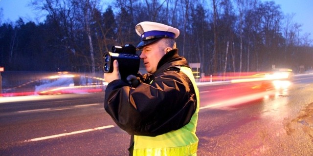 Krzysztof Podgórski z zielonogórskiej drogówki używa laserowego miernika prędkości. To drugie takie urządzenie w w lubuskiej policji.