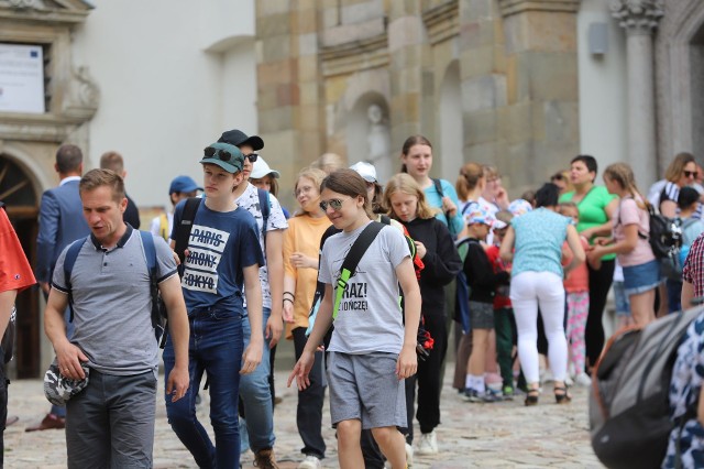 Tłumy spacerowiczów na Świętym Krzyżu w sobotę, 18 czerwca. Turyści oblegali szlaki.