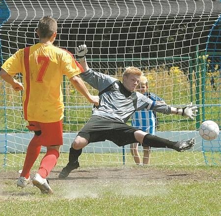 Strzał, bramkarz w jednym rogu, piłka w drugim. Czy w futbolu może być coś piękniejszego?!