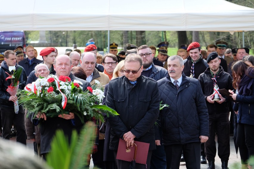 W podstawie odsłoniętego w czwartek Krzyża Katyńskiego...