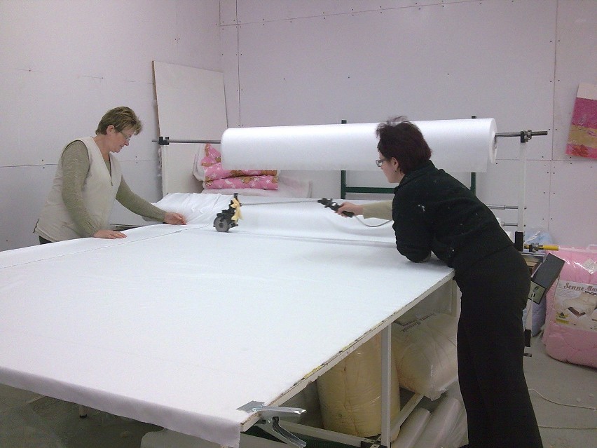 Tak wygląda produkcja kołder i poduszek w firmie Wolltexpol z Barcina