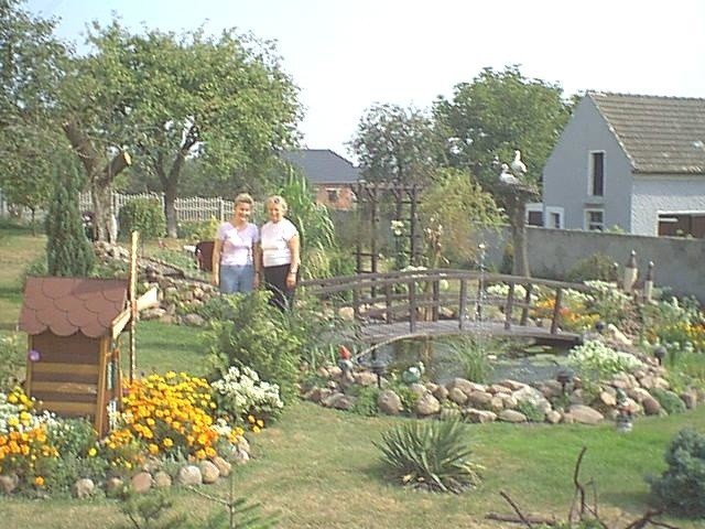 - Co roku dodajemy do ogrodu coś nowego: wiatrak, mostek, bocianie gniazdo - pokazują Urszula Wiencek i jej mama Hildegarda Nowicka z Gogolina.