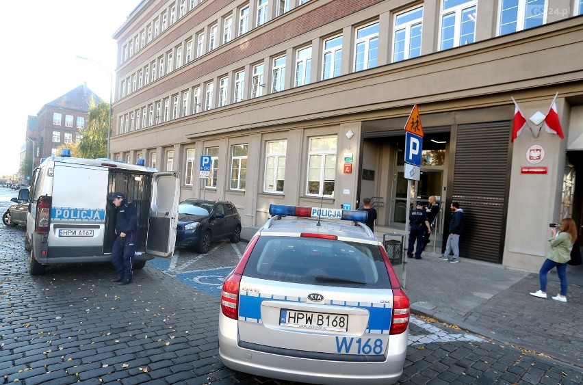 Atak na sąd w Szczecinie. Zarzut usiłowania zabójstwa za atak na strażnika. Jest areszt dla sprawy