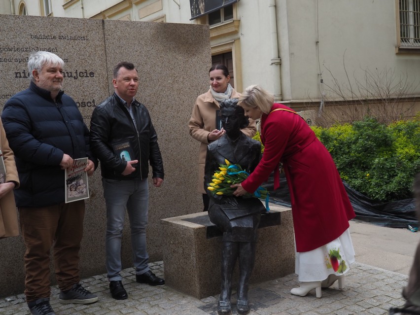Premiera książki o słynnej agentce AK przy jej pomniku w Łodzi. Jej najsłynniejszy wyczyn to zlokalizowanie obiektów wojskowych w Hamburgu