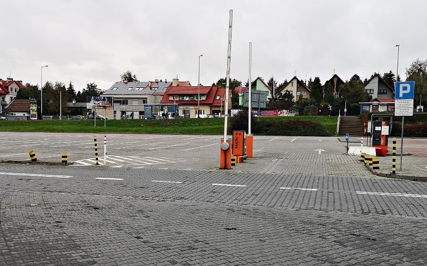 Kraków. Opustoszał parking przed największych w Krakowie kompleksem rekreacyjno-sportowym [ZDJĘCIA]