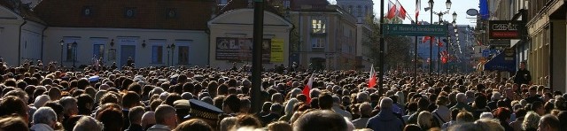 Ogromny kondukt pogrzebowy idzie przez Rynek Kościuszki